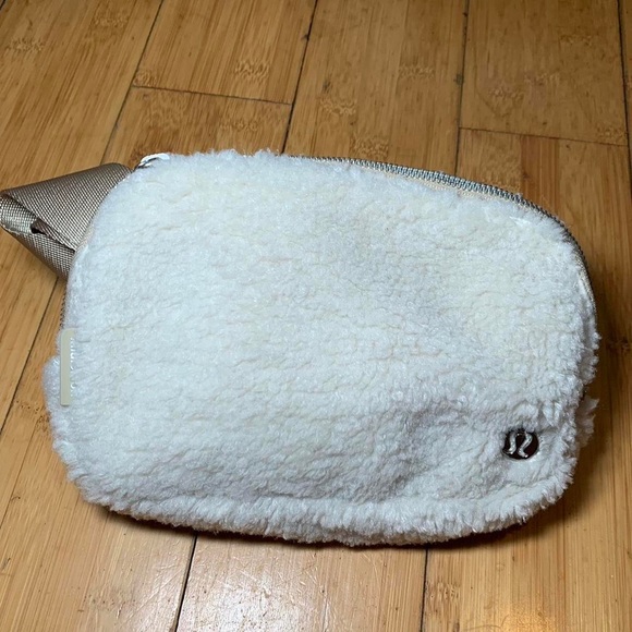 Everywhere Fleece Belt Bag
In:
Natural Ivory/Trench - Picture 2 of 4